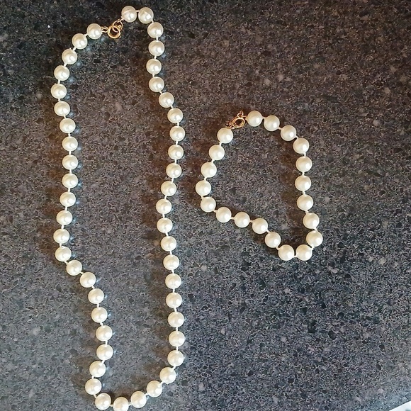 faux pearl bracelet and Necklace matching set with golden clasps - Picture 3 of 6